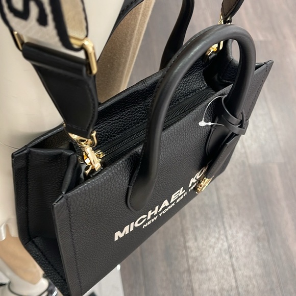 MICHAEL KORS
Mirella Small Pebbled Leather Crossbody Bag
COLOR BLACK COMBO
NWT - Picture 3 of 13